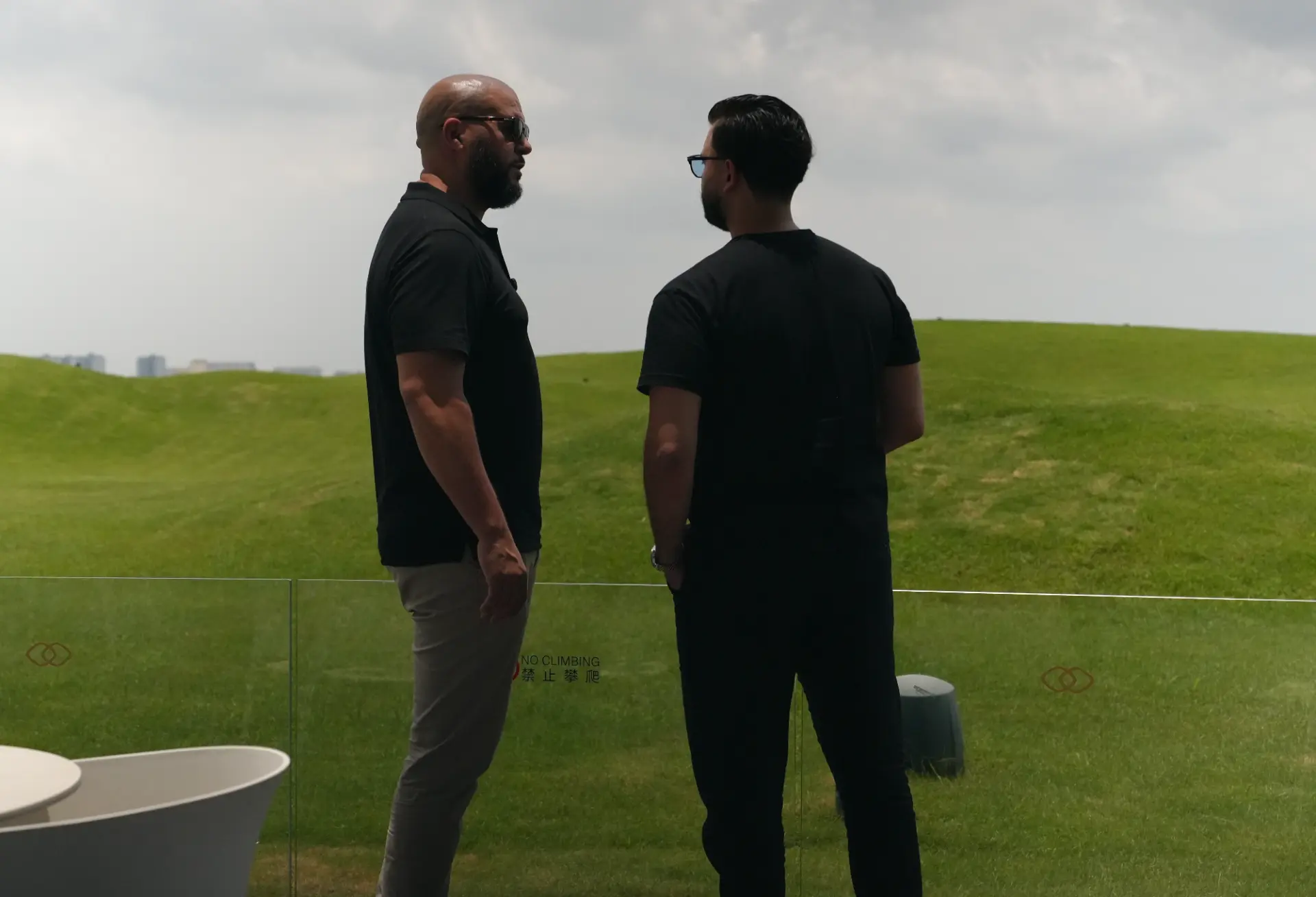 Ahmed Çiçek en Khalil Eddiouane samen tijdens een werkbezoek